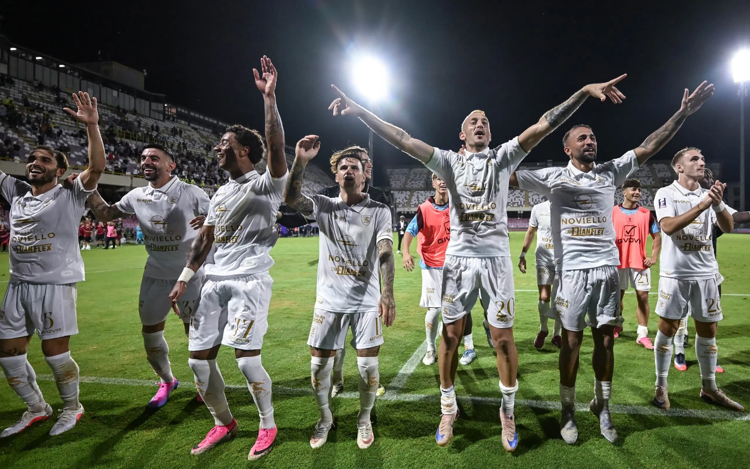 SU CHARITYSTARS LE MAGLIE DI SALERNITANA-GIUGLIANO ALL'ASTA BENEFICA