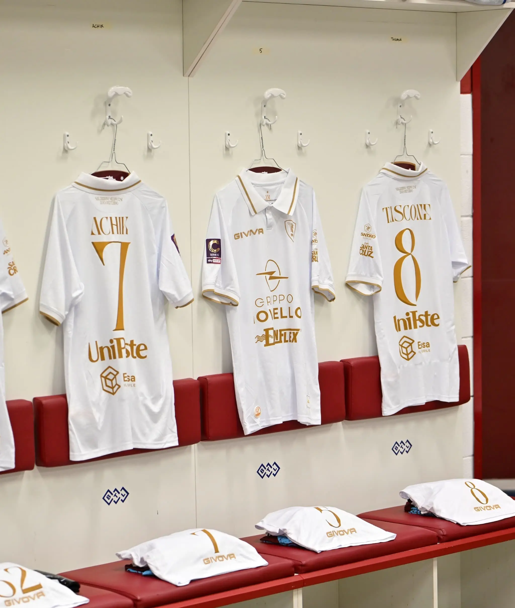 SU CHARITYSTARS LE MAGLIE DI SALERNITANA-GIUGLIANO ALL'ASTA BENEFICA