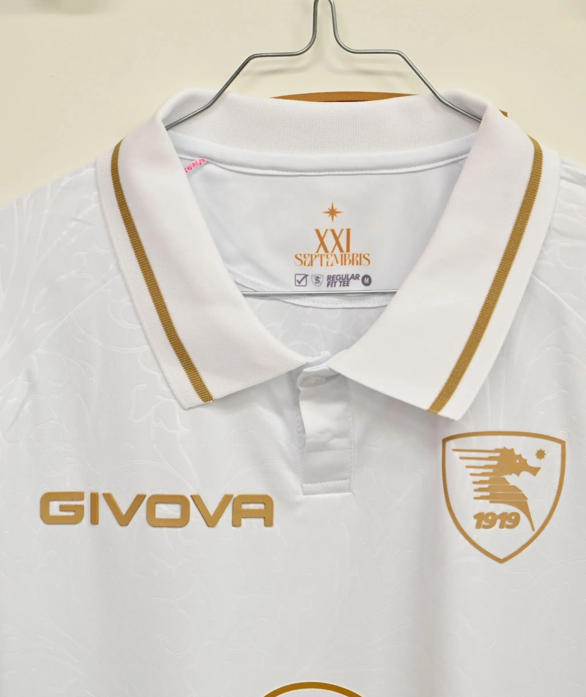 SU CHARITYSTARS LE MAGLIE DI SALERNITANA-GIUGLIANO ALL'ASTA BENEFICA